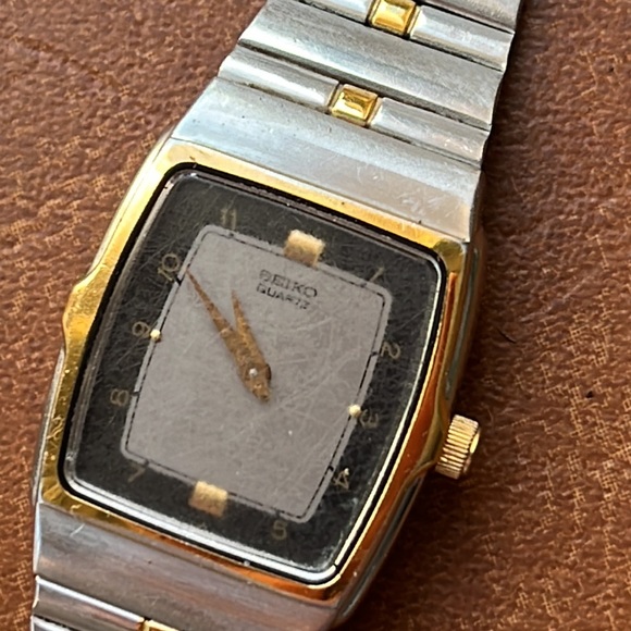 Vintage Seiko Quartz Jewelled wristwatch 2P20-5070 silver and gold tone. - Picture 2 of 5